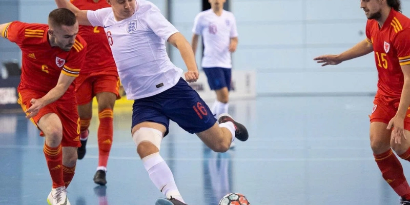 So Sánh Áo Đấu Thủ Môn Sân Cỏ Và Futsal