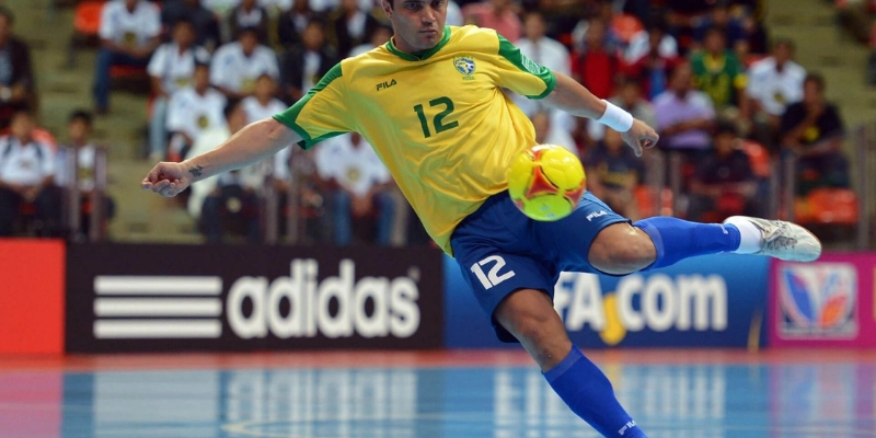 So Sánh Áo Đấu Thủ Môn Sân Cỏ Và Futsal